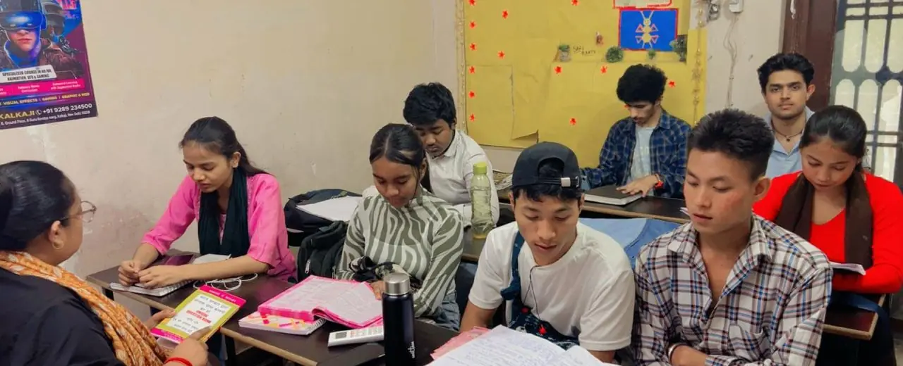 Students studying at Toppers Mantra NIOS coaching centre
